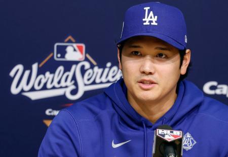 記者会見するドジャース・大谷=ロサンゼルス(共同)