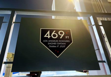 ドジャースタジアムに設置された、ドジャース・大谷の「場外本塁打」記念プレート=ロサンゼルス(共同)