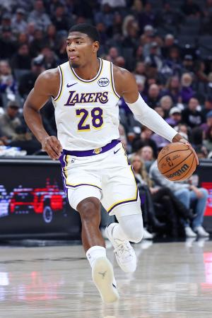 キングズ戦でドリブルするレーカーズの八村=サクラメント(AP=共同)