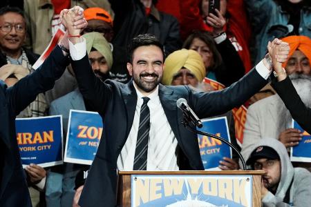 26日、米ニューヨークで、市長選の集会に参加するマムダニ氏(ロイター=共同)