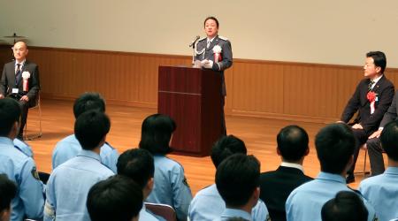 大阪・関西万博の会場警察隊解散式であいさつする大阪府警の岩下剛本部長＝２７日午前、府警本部