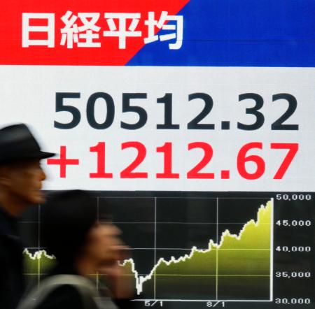 5万円を初めて突破した日経平均株価の終値を示すボード=27日午後、東京都中央区