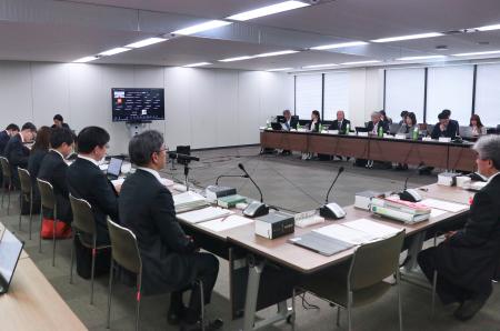厚労省の労働政策審議会の分科会=27日午後、東京都千代田区