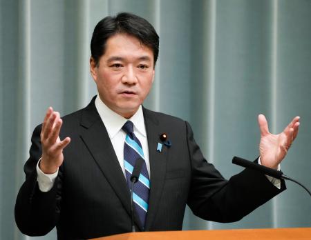 記者会見する尾崎官房副長官＝２７日午後、首相官邸