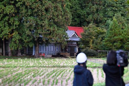 敷地内でクマに襲われたとみられる男性遺体が見つかった住宅=27日午後、岩手県一関市厳美町