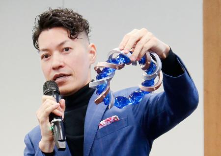 核融合炉の内部の模型を示し、建設構想を説明するヘリカル・フュージョンの田口昂哉ＣＥＯ＝２７日、東京都千代田区