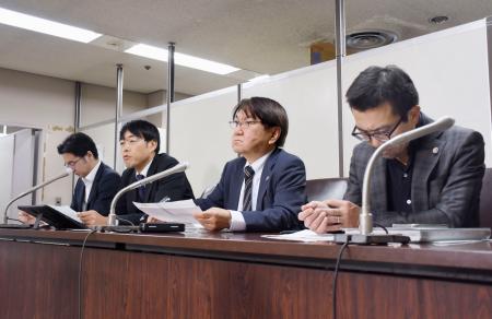 調停が成立し、記者会見する全国統一教会被害対策弁護団=27日午後、東京・霞が関の司法記者クラブ