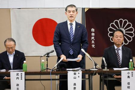 記者会見する自民党埼玉県連の柴山昌彦会長(中央)=27日午後、さいたま市