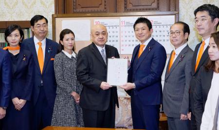 刑法改正案を参院に提出する参政党の神谷代表（中央右）ら＝２７日午後、国会