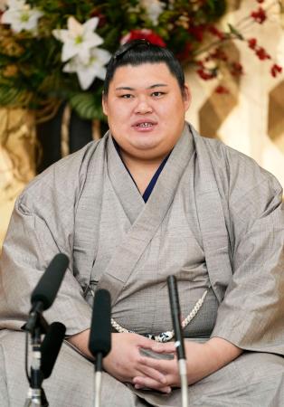 大相撲九州場所に向け、抱負を述べる横綱大の里=27日、福岡市
