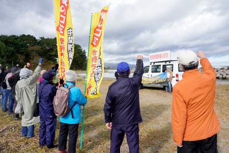 使用済み核燃料の搬入に反対する住民ら＝２７日午前、青森県むつ市