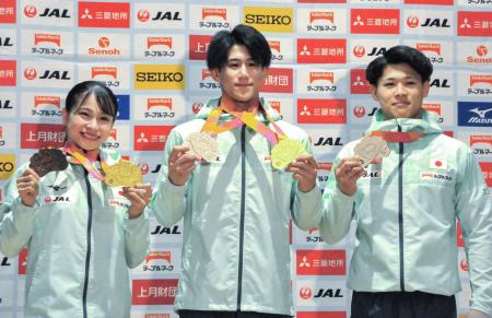 体操の世界選手権で獲得したメダルを手にする(左から)女子の杉原愛子、男子の橋本大輝と角皆友晴=27日、東京都新宿区