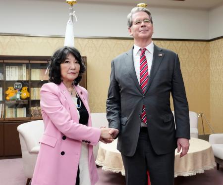 ベセント米財務長官(右)との会談を前に握手する片山財務相=27日夜、財務省