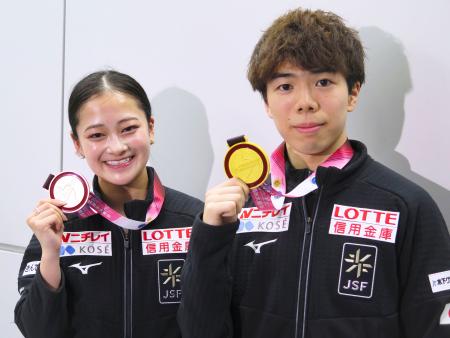 フィギュアスケートのGP中国杯から成田空港に帰国した、男子で2連覇の佐藤駿(右)と女子3位の渡辺倫果=27日