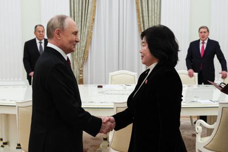 27日、モスクワのクレムリンで握手するロシアのプーチン大統領(左)と北朝鮮の崔善姫外相(タス=共同)