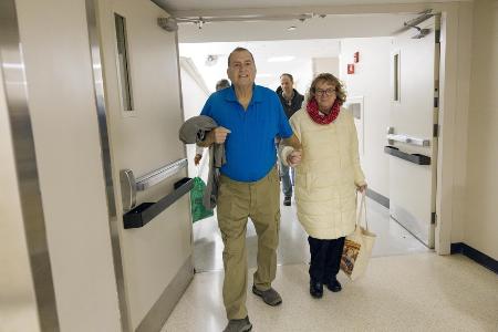 ２月、ブタ腎臓の移植手術を受けた米マサチューセッツ総合病院を出るティム・アンドリュースさん（左）（ＫＡＴＥ・ＦＬＯＣＫ／同病院提供）