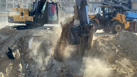 ガザ南部ハンユニスで続く人質遺体の捜索活動=27日(ゲッティ=共同)