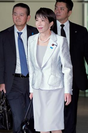 首相官邸を出る高市首相＝２８日午前