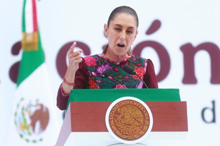 演説するメキシコのシェインバウム大統領=5日、メキシコ市(ゲッティ=共同)