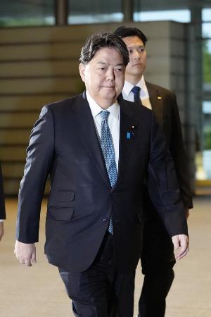 首相官邸に入る林芳正氏＝２１日