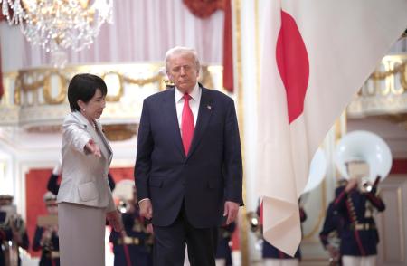 会談前の歓迎式典でトランプ米大統領（右）を案内する高市首相＝２８日、東京・元赤坂の迎賓館（ゲッティ＝共同）