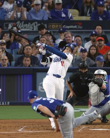　ブルージェイズ戦の３回、右越えに本塁打を放つドジャース・大谷。投手シャーザー＝ロサンゼルス（共同）