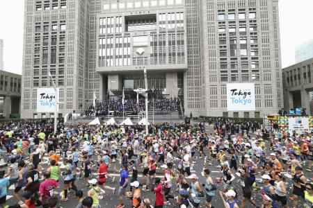 東京マラソンで都庁前を一斉にスタートするランナー＝３月、東京都新宿区