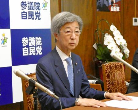 記者会見する自民党の石井準一参院幹事長＝２８日午後、国会