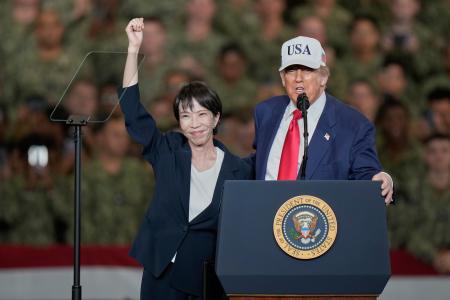 ２８日、米原子力空母ジョージ・ワシントンを視察、演説するトランプ米大統領と高市早苗首相（ＡＰ＝共同）