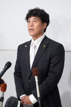 花巻東高を訪問後、報道陣の取材に応じるソフトバンク・城島CBO=28日、岩手県花巻市