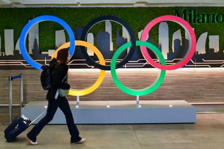 ミラノ・リナーテ空港に設置された五輪マークのモニュメント=20日、ミラノ(共同)