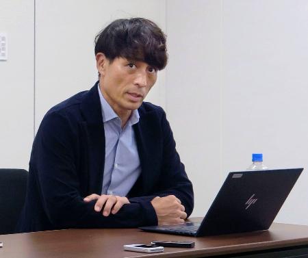 臨時理事会後に記者会見する日本サッカー協会の宮本恒靖会長=28日、東京都内