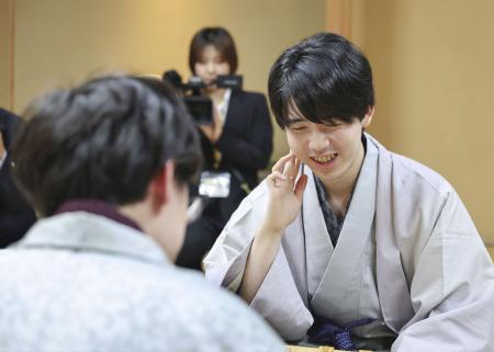 将棋の第73期王座戦5番勝負第5局で、伊藤匠新王座(手前)に敗れた藤井聡太六冠=28日夜、甲府市