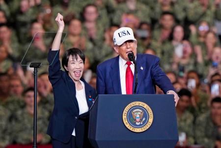 米海軍横須賀基地を訪問し、原子力空母ジョージ・ワシントン艦内で演説するトランプ米大統領（右）と高市首相＝２８日午後、神奈川県横須賀市