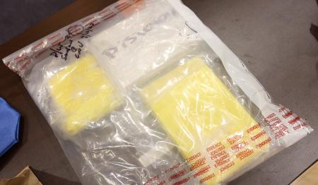 　警察によって押収された医療用麻薬フェンタニルが入った袋（ゲッティ＝共同）