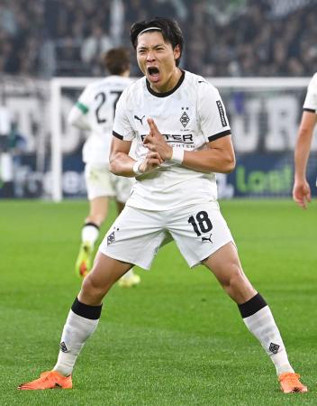 　カールスルーエ戦でゴールを決め喜ぶボルシアＭＧの町野＝メンヘングラッドバッハ（共同）