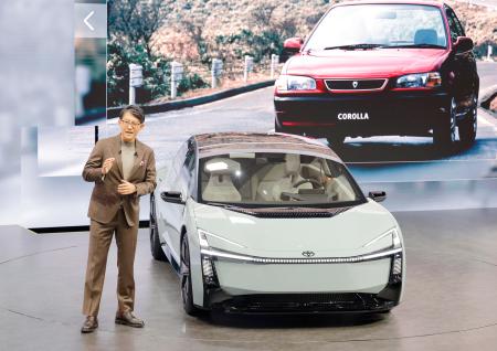新型カローラのコンセプトカーを発表するトヨタ自動車の佐藤恒治社長=29日午前、東京都江東区の東京ビッグサイト