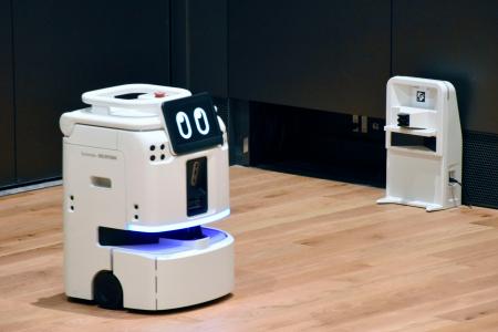 法人向け清掃ロボット「JILBY」のデモンストレーション=29日午前、東京都品川区