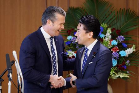 共同記者会見を終え、握手する小泉防衛相（右）とヘグセス米国防長官＝２９日午後、防衛省（代表撮影）
