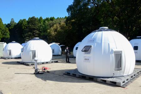 実動訓練で設置されたシェルター＝２９日午後、佐賀県伊万里市