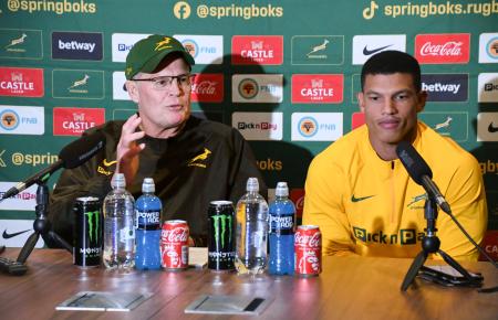 記者会見するラグビー南アフリカ代表のエラスムス監督(左)ら=28日、ロンドン(共同)