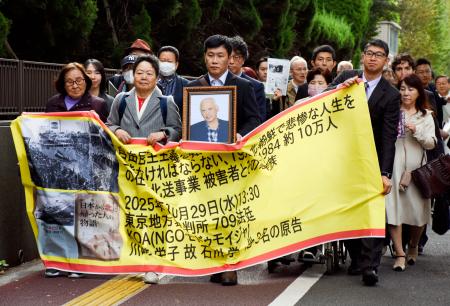 差し戻し審第１回口頭弁論のため、東京地裁に入る原告側＝２９日午後
