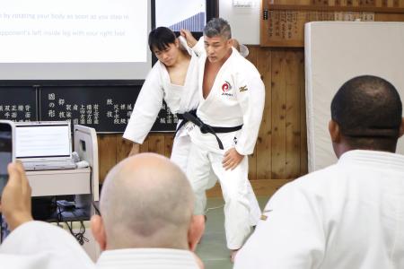 海外指導者対象のコーチングセミナーで実技指導する井上康生氏(右)=神奈川県平塚市の東海大