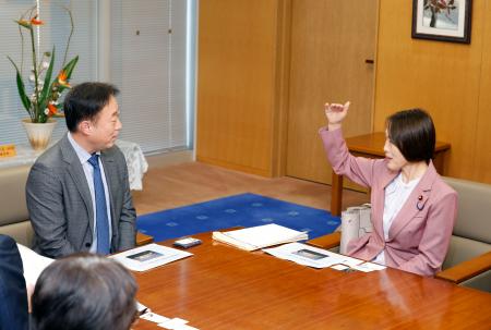 山口県岩国市で福田良彦市長（左）と面会する共産党の田村委員長＝２９日午後