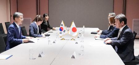 会談する茂木外相（右端）と韓国の趙顕外相（左端）＝２９日、韓国・慶州（外務省提供・共同）