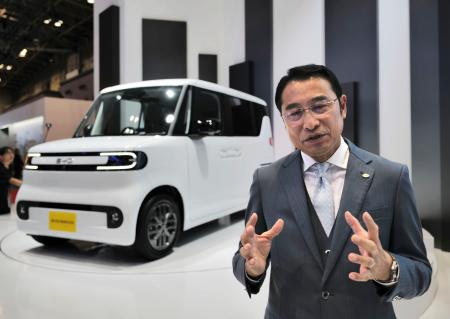 取材に応じるＢＹＤ日本法人の劉学亮社長＝２９日午前、東京都江東区