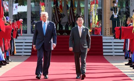 首脳会談の会場へ向かうトランプ米大統領(左)と韓国の李在明大統領=29日、韓国・慶州(聯合=共同)