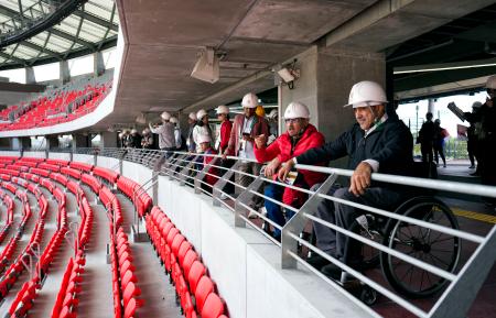 愛知・名古屋アジアパラ大会のメイン会場となるパロマ瑞穂スタジアムを視察する各国・地域の関係者ら＝２９日、名古屋市