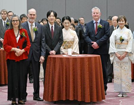 第３４回ブループラネット賞の祝賀パーティーに出席し、受賞者のロバート・Ｂ・ジャクソン教授（左から２人目）、ジェレミー・レゲット博士（右から２人目）らと懇談される秋篠宮ご夫妻＝２９日午後、東京都千代田区（代表撮影）