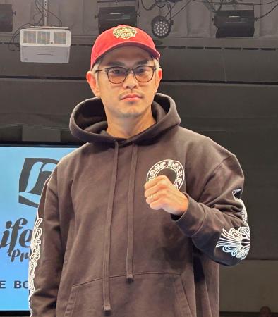 興行であいさつし、ポーズをとる井岡一翔＝２９日、東京・後楽園ホール